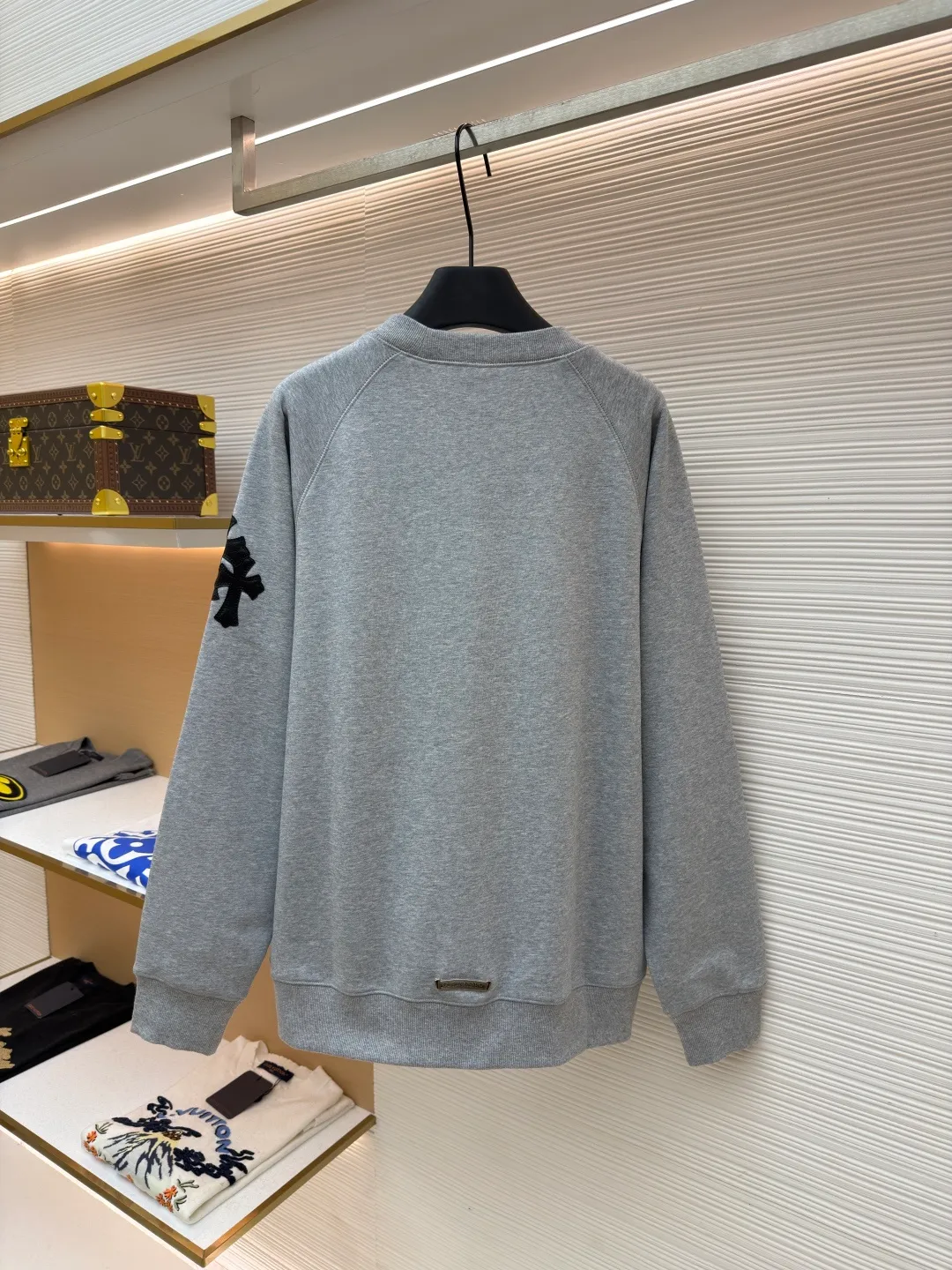 Chrome Hearts Fleece and Leather Sweatshirt ●Item No.: 1682286-A45 ●Material: 100% cotton fleece fabric ●Technology: Hand-made with leather ●Color: Gray ●Version: Fitted version ●Weight: about 645g ●Size: S-M-L ●Description: The fabric is knitted with 440g cotton fleece material. The collar and arms are made of genuine sheepskin, cut and hand-cut, and the molded hardware is aged and oxidized. The overall wiring is straight and delicate, the fabric is comfortable and soft, and the color is consistent without color difference. It can be matched with the same style to create a fashionable look and control various occasions. Customized accessories, complete with three standards, same style for men and women!